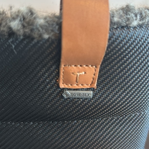 Clark’s Gor-Tex Black Winter Boots with Faux Fur Lining - Picture 2 of 6